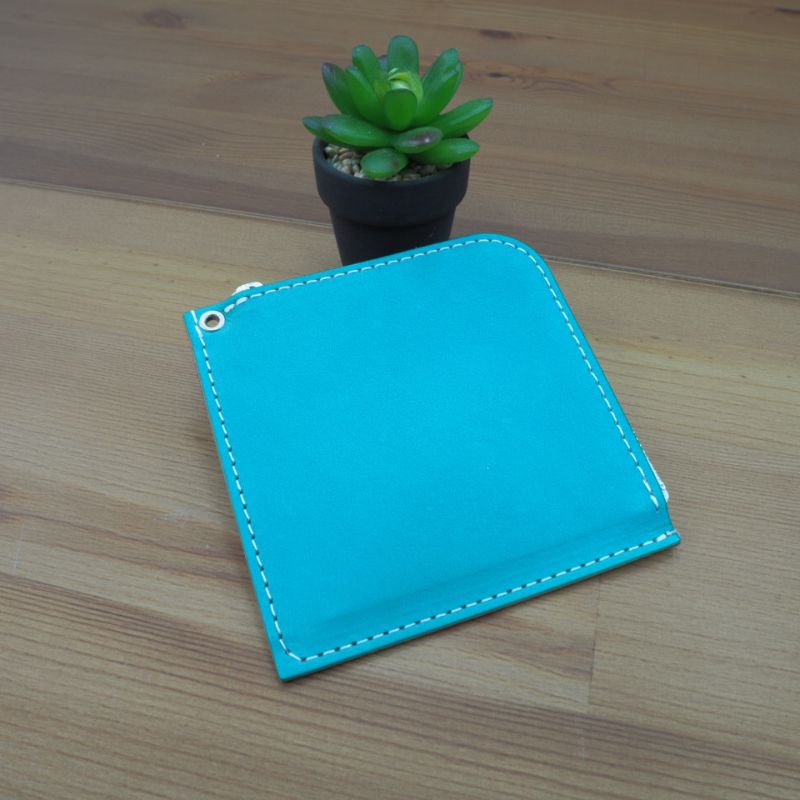 【ふるさと納税】 財布 プチウォレット【ターコイズブルー】 革 ( 縦約11cm × 横約11cm × 厚さ約1.0cm ) / 雑貨 ミニ財布 コンパクト財布 パスケース 国産牛ナメ革 シンプル