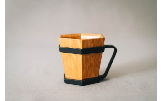 Coffee Cup（ウイスキー熟成樽から作られたコーヒーカップ） ／ 木製カップ ウイスキー樽コーヒー 木目の器 職人仕上げ ギフトコーヒー時間 食器 おしゃれキッチン 手触り良い 自宅カフェ アウトドア カップ 風合いデザイン 伝統木工 天然素材 日常使い 豆挽きコップ 贅沢 贈り物 埼玉県 No.483