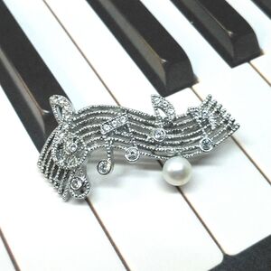 1977 ブローチ・楽譜(淡水本真珠・ボタン）ブローチ 真珠のブローチ 音楽 楽譜のブローチ 淡水真珠 贈り物 かわいいアクセサリー楽譜のアクセサリー カジュアルアクセサリー