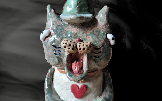 猫の帽子の上の方に花が生けられるようになっております。