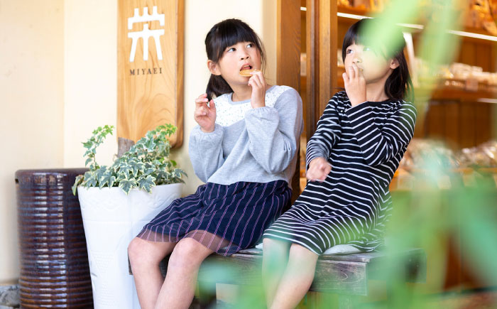 善蔵 玉子落花せん 大 140g×8袋セット ／ せんべい 煎餅 菓子 おかし 落花生 ハーブ 卵 小分け チャック式 【宮栄商事有限会社】 [BKBM004]