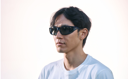 メガネの上から掛けられるサングラス オーバーグラス「Otani（オータニ）」側面までの視野と明るさを確保、テンプルがしなやかにフィット、掛け外しのしやすい軽量モデル「松風（まつかぜ）」(7)ブルー／ペ
