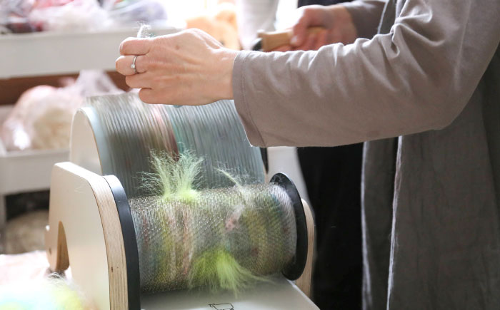 手つむぎ毛糸 ミニマフラー 製作キット 林と空の色セット《厚真町》【tenna+】手つむぎ 手紡ぎ 手紡ぎ毛糸 毛糸 ウール 羊毛 手芸 手づくり ハンドメイド 北海道 [AXAY002]