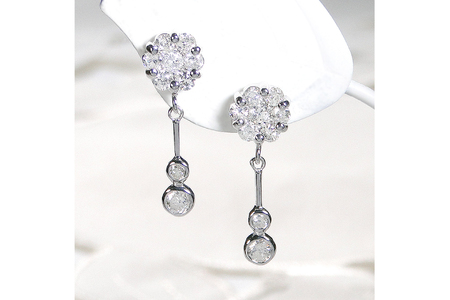 ピアス K18WG ホワイトゴールド ダイヤモンド 【0.9ct】フラワー 花 揺れるピアス 振り子 スタッドピアス 【f232-k18wg】 [株式会社オーダーメイドジュエリーメイ 山梨県 韮崎市 
