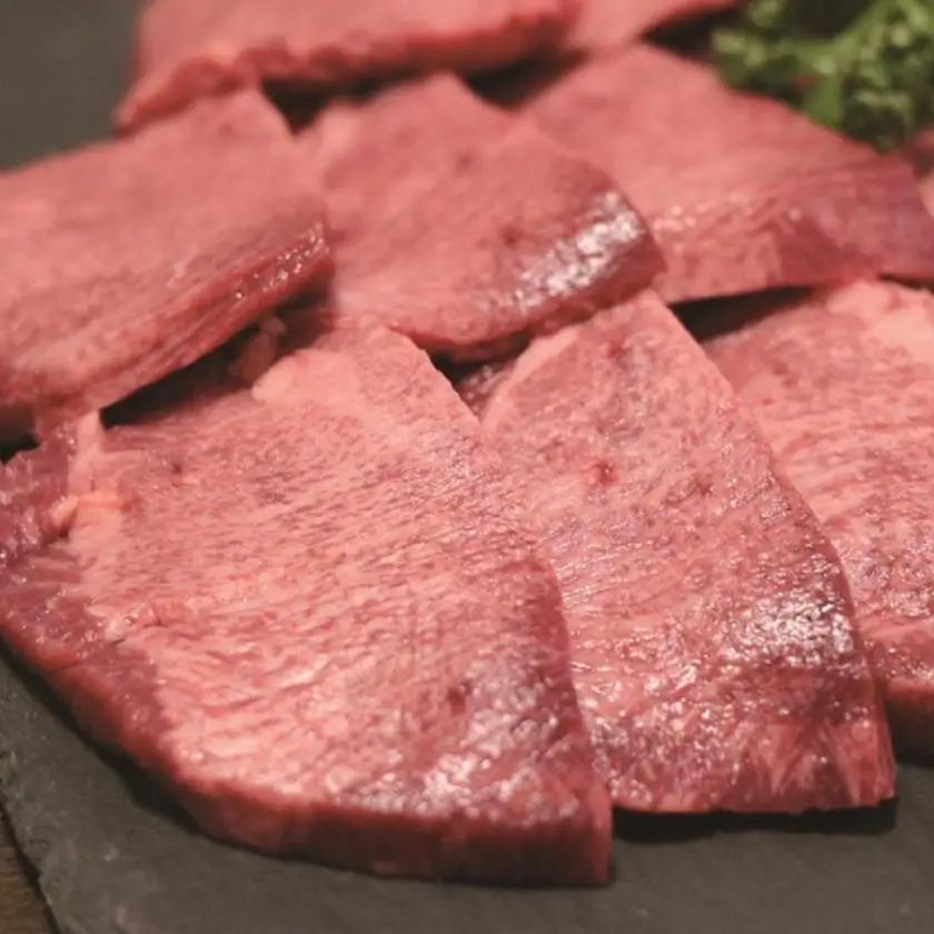 ＜定期便＞厚切り牛タン焼肉（胡麻風味）【定期便3ヶ月】牛たん タン肉 厚切り 胡麻油 ごま油 ゴマ油 焼肉 焼き肉 切り落とし カット済み お取り寄せ タン先 タン中 タン元 簡単料理 キャンプ 人気
