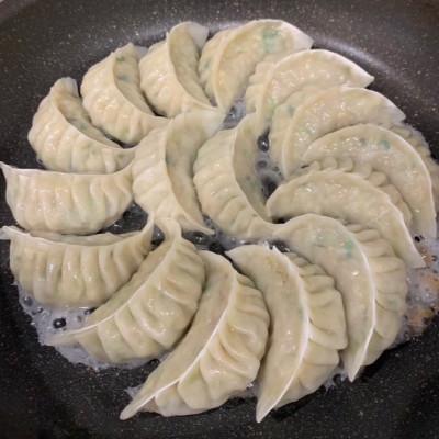 ふるさと納税 福岡市 博多豚足コラーゲン入り餃子(プレーン3パック(30個)、チーズ&バジル3パック(30個)) VA02 |  | 03