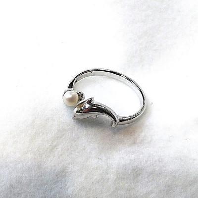 ふるさと納税 伊勢市 リング・ドルフィン(淡水本真珠)SV製 1923 |  | 01