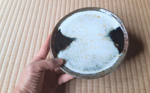 唐津焼では珍しいプレート型のお皿。
ご自宅用、ギフト、ご贈答用にも。