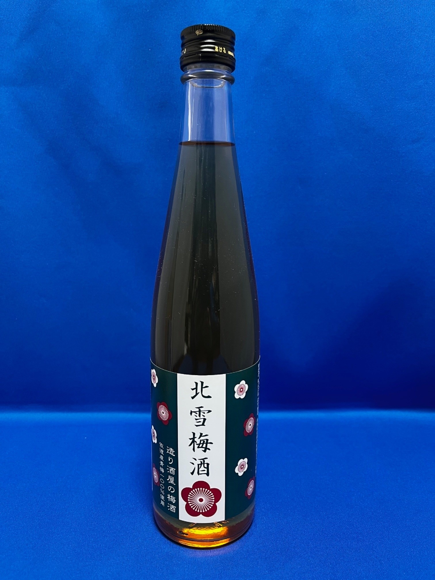 大粒の青梅だけを、自分の蔵の酒に漬け込む
