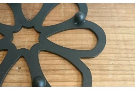 D13-03 鉄の鍋敷き（花形）