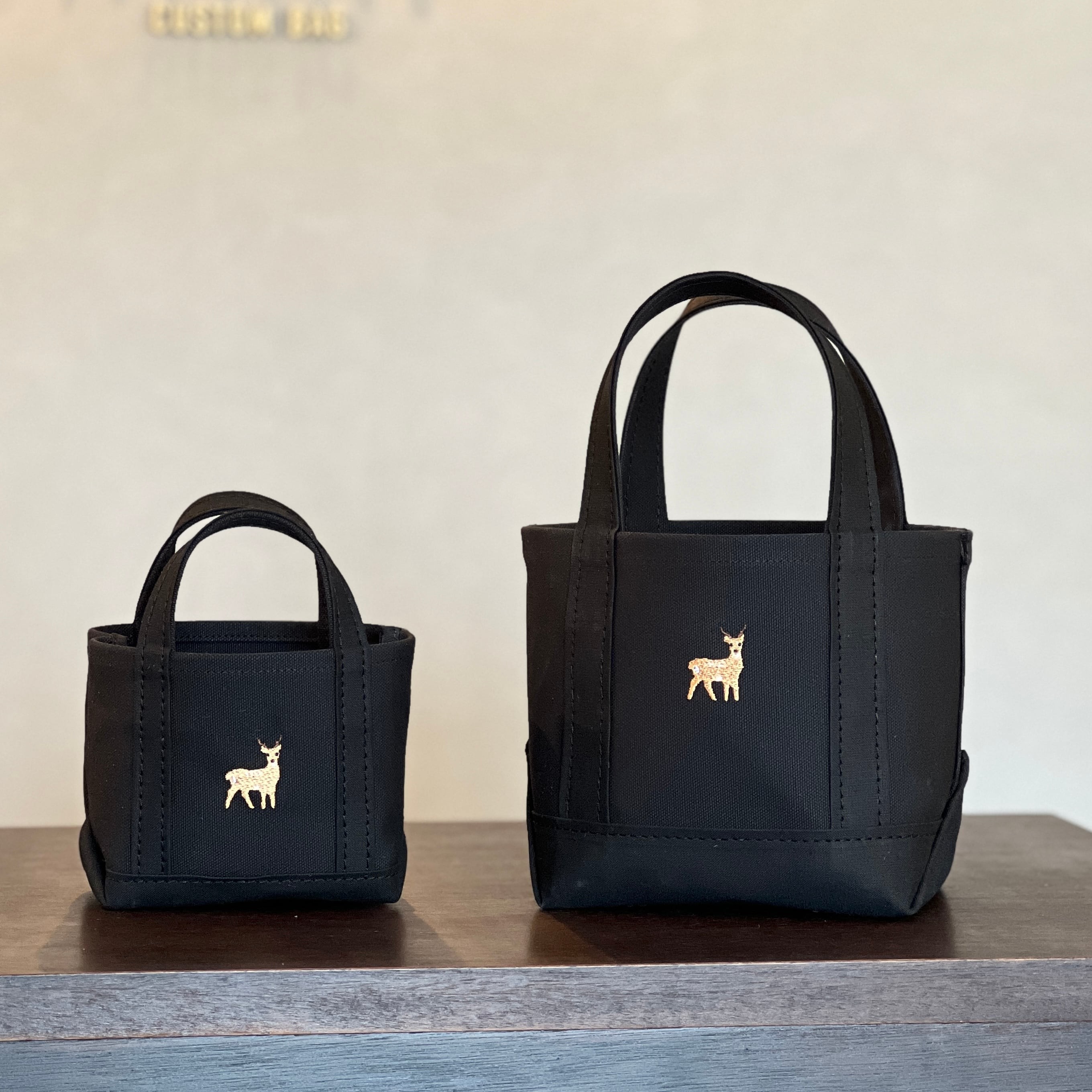
                  《Milih×NARA》オールブラックの " 鹿 " 刺繍トート Sサイズ  or マイクロミニサイズ カバン バッグ 鞄 トートバッグ ランチバッグ ファッション 手作り ギフト プレゼント 贈答 奈良県 奈良市
                