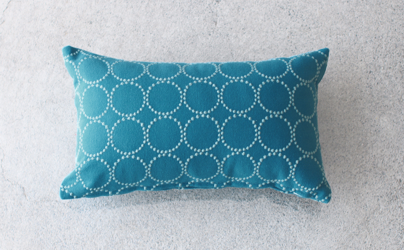 ミニクッション 長方形 タンバリン生地 ブルー 約42×26cm ミナペルホネン 秋山木工 秋山木工株式会社 国産 静岡県 藤枝市