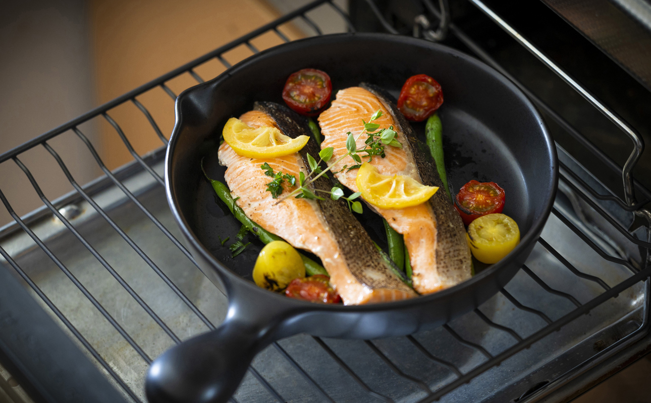 【萬古焼(ばんこやき)】Handmade土鍋 弥生陶園　職人が一つ一つ丁寧に成形し焼き上げる、こだわりの逸品　土鍋の国内生産80％のシェアを誇る伝統の萬古焼　TS-622 丸グリルプレート（黒釉）鉄よ