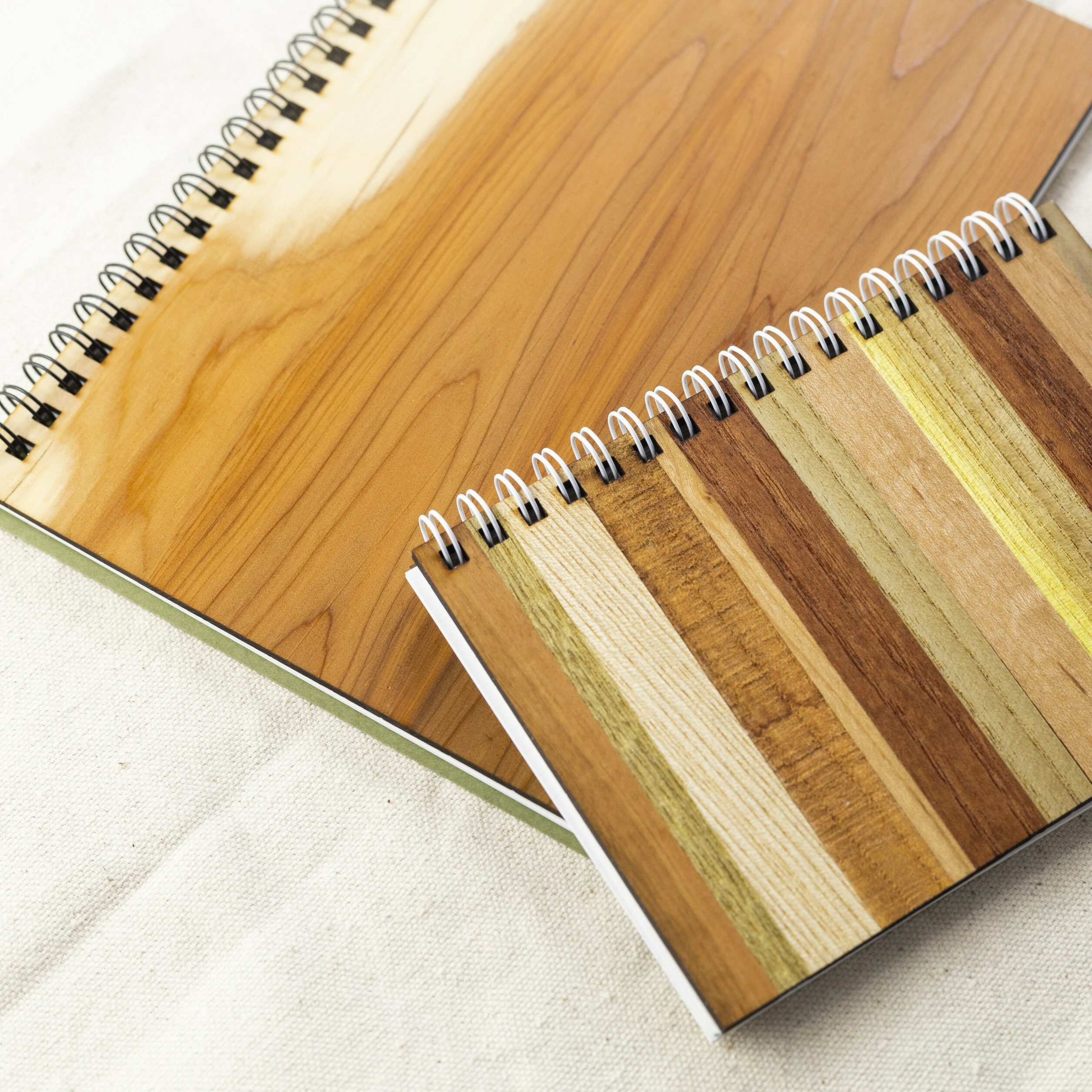 【ふるさと納税】飛騨の木リングノート/A5＆A6 2冊セット ノートブック 文房具 木製 一枚板 木製 かわいいおしゃれ 木目 ナチュラル ノート 文房具 学校 オフィス しましま 種類おまかせ オリジナル 一点もの [Q1646x] 15000円