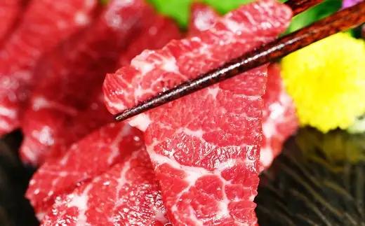 ＜ R8年熊本地震復興支援 ＞熊本 馬刺し 霜降り 約300g 国内肥育 馬肉 ブロック 馬刺 お肉 肉 ニク にく 馬 赤身 中トロ 晩酌 おつまみ 醤油付き 生姜付き 冷凍