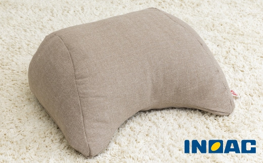 【14日営業日以内発送】フレキシブルに使えるクッション『フレック』（アースブラウン） クッション 自由自在 多用途 ウレタン 枕 アームクッション 足枕 九州 福岡県 うきは市
