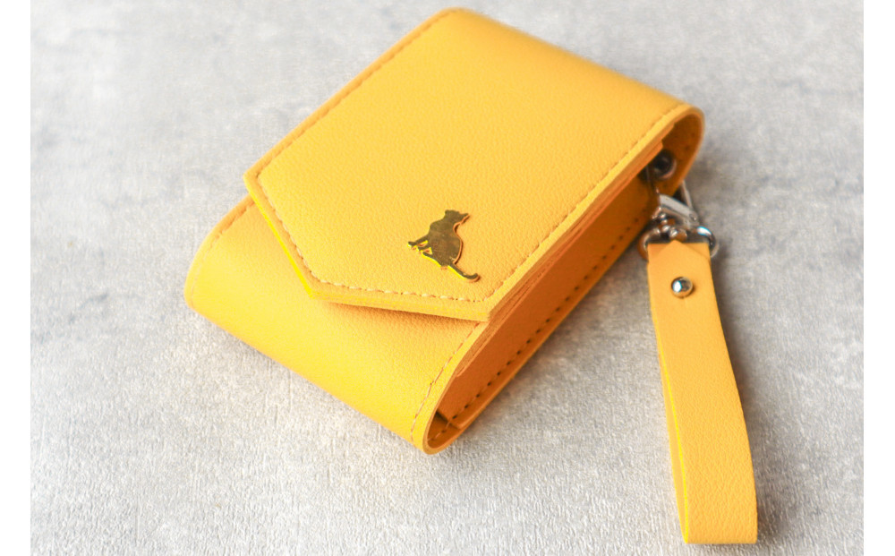 【イエロー】毎日の“ときめき”を仕込めるリップケース　リップクリームホルダー　キーホルダーストラップ　【ミラー付き・3本入る】