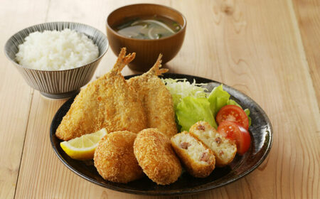 揚げ物おかず食べ比べセット（アジフライ8匹＋イカ入りコロッケ15個） / 佐賀県 / 丸福水産 [41AOCS006]