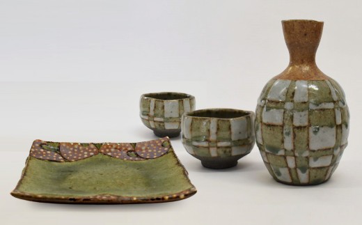 
                  釉彩晩酌セット 和食器 徳利 1個 ぐい?み 2個 小角皿 1枚 陶芸品《受注制作》
                