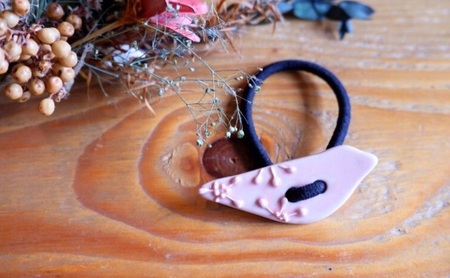 ＜砥部焼＞髪飾り（モモイロノトリ）1点【へアゴム 工房釉瑠璃 女性作家 鳥 桃色 ピンク ボタン おしゃれ かわいい 陶芸 手作り アクセサリー ハンドメイド】