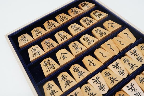 
            0100-08-21 「勝月」作 彫 将棋駒 菱湖 中国黄楊 柾目【限定1品】
          