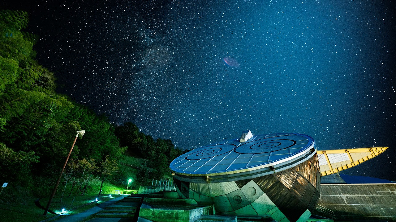 「テラ・ドーム」は、東経135度、北緯35度の交点「日本のへそ」にある地球・宇宙をテーマにした科学館です。