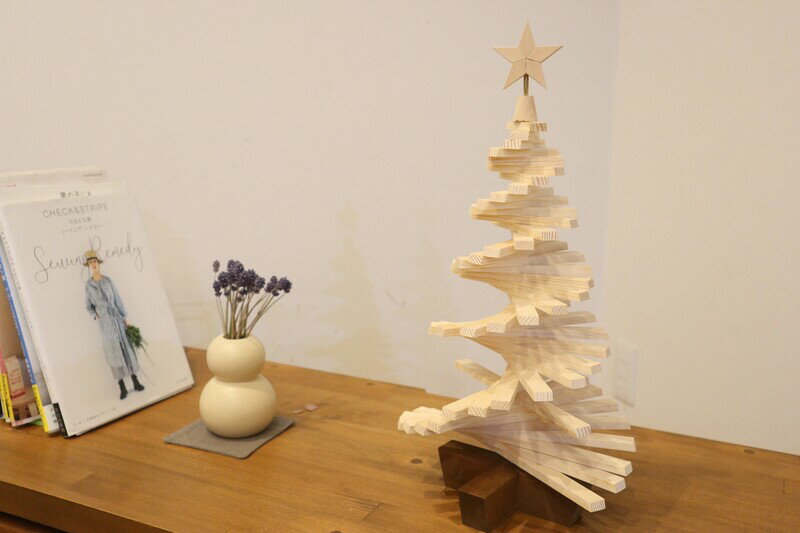 【ふるさと納税】木製 ツリー Mini Holiday Tree クリスマスツリー インテリア 日用品 ホビー イベント 雑貨 ナチュラル 天然木 マツ 簡易的 組み立て式 コンパクト 収納 シンプル デザイン 手作り 伝統 ものづくり お取り寄せ 愛知県 小牧市 送料無料