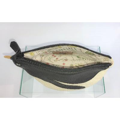 ふるさと納税 富士河口湖町 「鞄工房　香」ペンギンのポーチ |  | 02