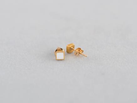 Kenichi Kondo　七宝ピアス・ホワイト