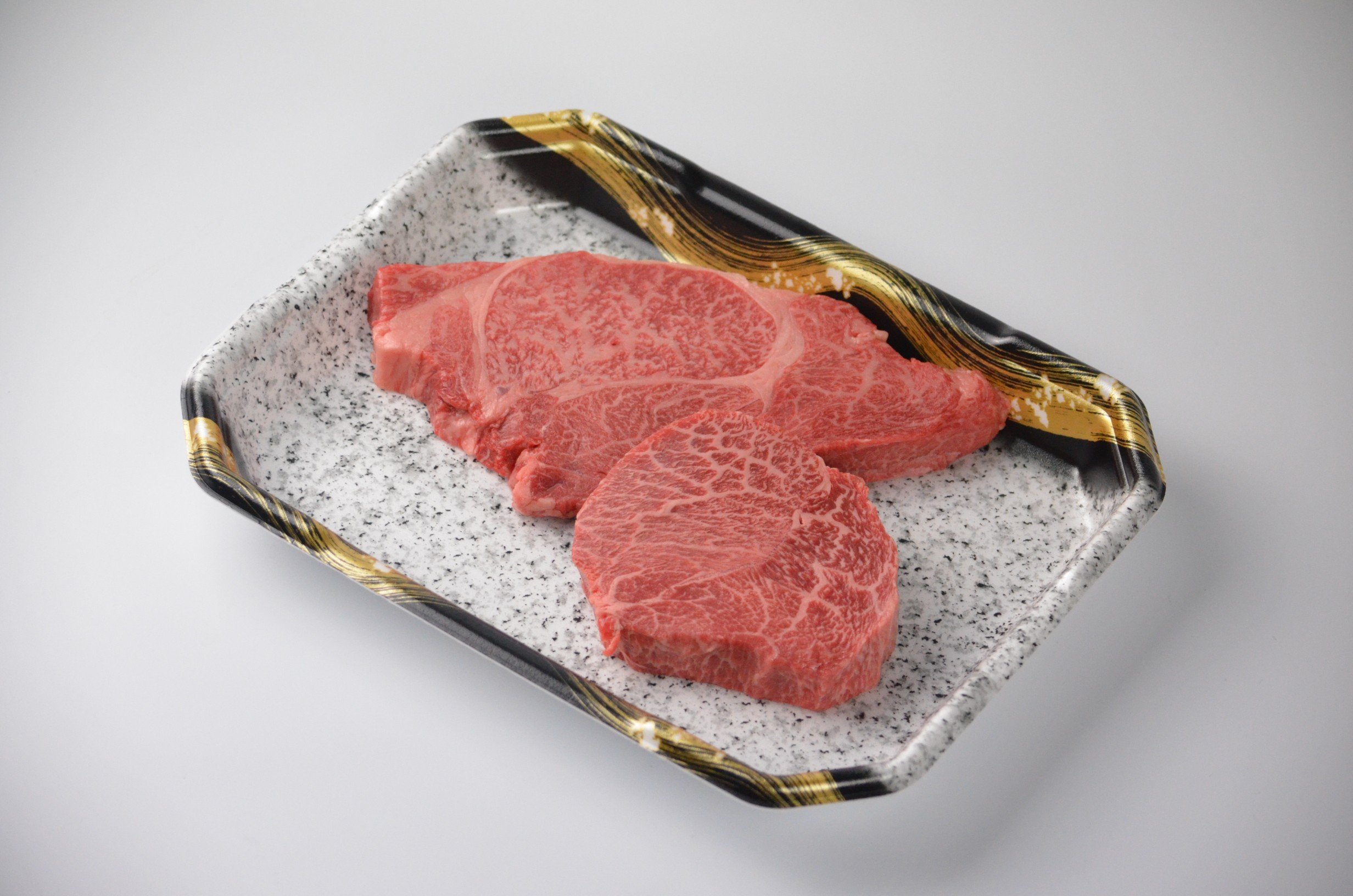 
            鳥取和牛ヒレと希少部位のステーキセット880g（ヒレ3枚 計330g、希少部位ステーキ5枚 計550g）
          