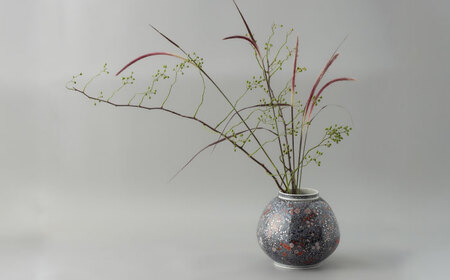 【有田焼】人間国宝十四代目今泉今右衛門作 色絵薄墨墨はじき草花更紗文花瓶 / 佐賀県 / 今右衛門焼佐賀店有銘堂[41AAAY002]