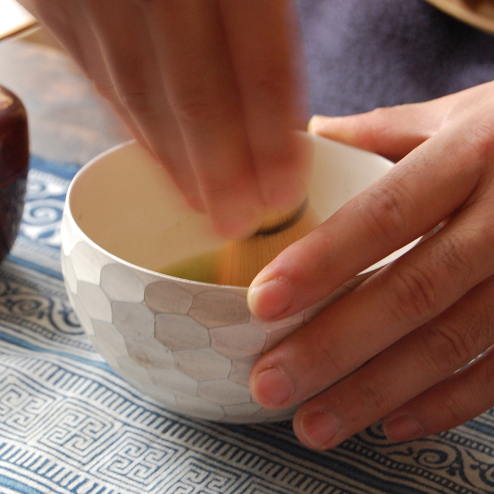 【萬古焼（ばんこやき）】一つ一つダイヤの形を彫り込む「銀彩ダイヤカット茶碗」愛着が色に出る。使い込む程に色が変わる。萬古焼の新鋭アーティスト・岡井翼│銀彩 ダイヤ 点もの 三重県 四日市市 四日市_イ