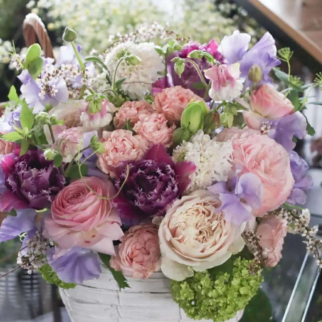 季節のアレンジメント（生花・器付き） 〈フラワーアレンジメント 花 記念日 誕生日 お祝い ギフト プレゼント インテリア 全国発送 送料無料 冷蔵 そのまま飾れる かわいい ※お届け日指定不可〉
