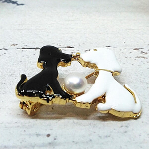 1968 ブローチ・イヌ2匹白黒（淡水本真珠・ボタン） ブローチ 真珠のブローチ 犬 イヌのブローチ 淡水真珠 白黒イヌ 贈り物 かわいいアクセサリー イヌのアクセサリー カジュアルアクセサリー 2匹