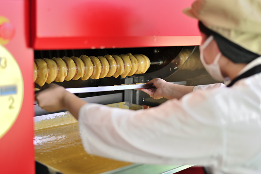 専用のオーブンで丁寧に焼き上げ
