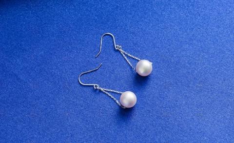 ＜真珠ピアス・トライアングル（ホワイトゴールド）＞ 保証書付き 7.0～7.5mm 純国産 ぴあす パール アクセサリー フォーマル ファッション かわいい レディース 女性 誕生日 記念日 成人祝い 佐藤真珠 愛媛県 西予市