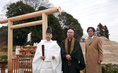 古墳墓 野田ほたるローズガーデン A．（1人用）1段目 ／ 竹田恒泰 竹田式古墳墓 古墳 お墓 前方後円墳 樹木葬 永代祭祀 永代供養 古墳の窓口 株式会社前方後円墳 千葉県野田市 鳥居 神道式 神仏