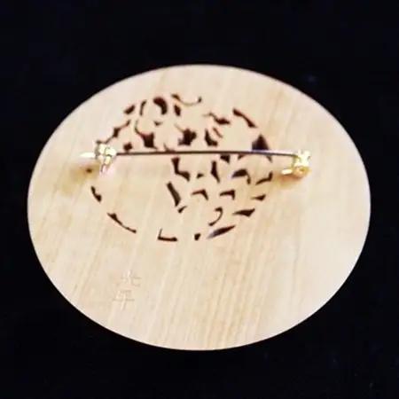 つげ細工 ブローチ(月に秋草)　約6.5cm_装飾品・工芸品  アクセサリー _【1116501】