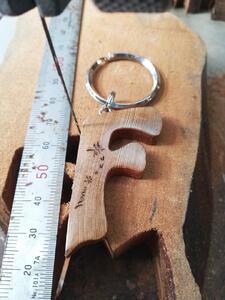 屋久杉Initialイニシャルキーホルダー　”F”