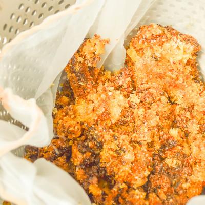 ふるさと納税 遠野市 阿部さんの倉から採れた 日本ミツバチ 蜂蜜 【300g】遠野食工房蔵 |  | 01