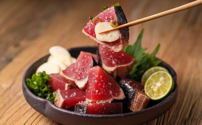 【高知の老舗上町池澤本店が生のまま送る】 わら焼き かつおのたたき 2節セット (6～7人前) / かつお カツオ 鰹 藁焼き 【池澤本店】 [ATAU004]