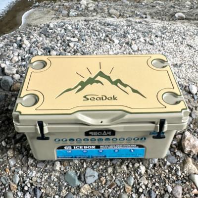 ふるさと納税 いなべ市 オリジナルマット(SeaDek)付ハードクーラーボックス (サイズ:65L) カラー:タン |  | 02