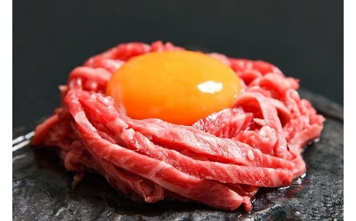 秘伝のピリ辛甘だれを付き！濃口醤油をベースにコチュジャンを加え、肉の味わいを最大限に引き出したタレはユッケとの相性抜群です！