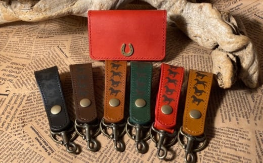 蹄鉄付き名刺入れ(レッド)＆馬九いくキーリング(ブラウン)　栗東市 / 株式会社ブルズエフ [BIAU181]