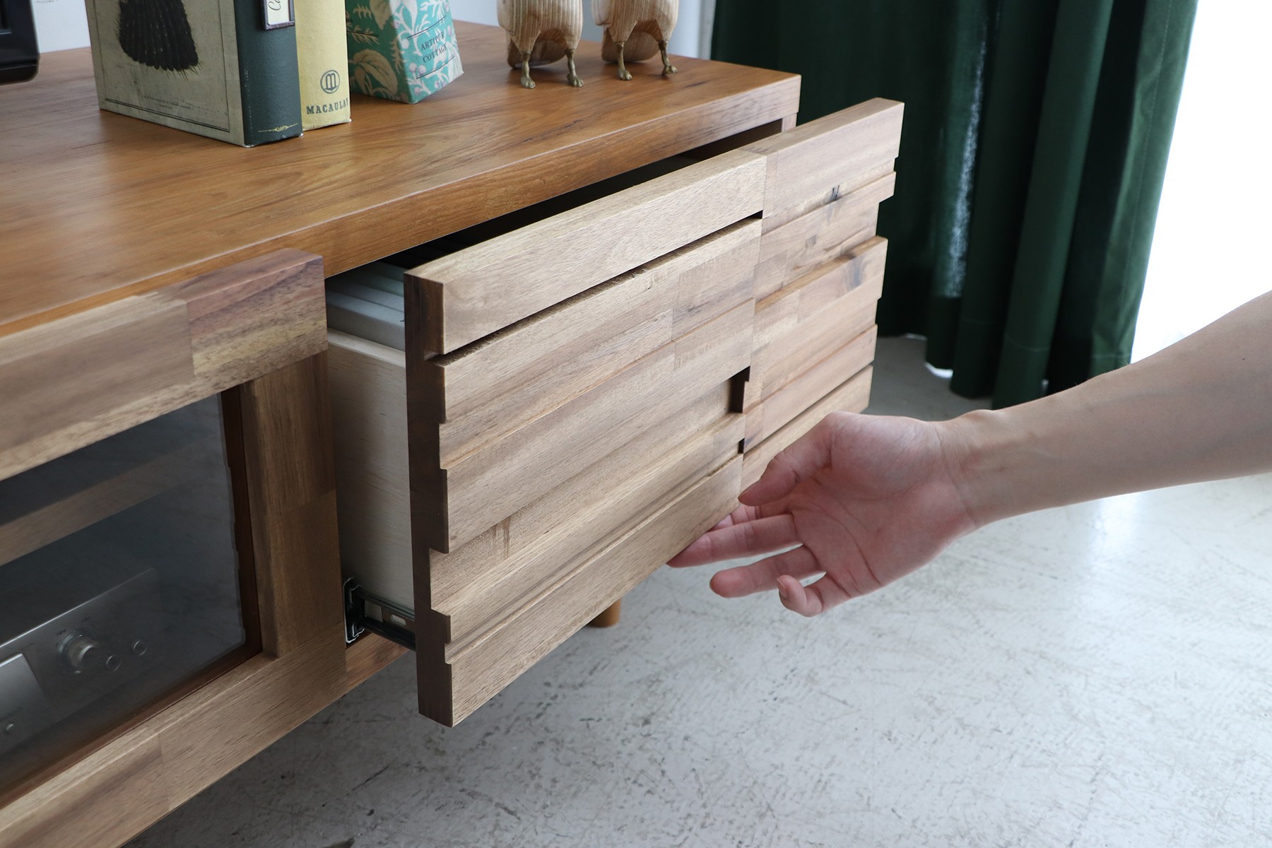 無垢の凹凸感が目を引く”アルグシリーズ”