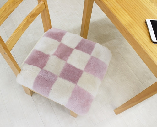 
            奈良 (株)マスダ製 ムートン座布団 チェック柄 ピンク 40cm×40cm／ ムートン 羊毛皮 羊毛 スプリングラム 100％使用 座布団 ラグ インテリア オールシーズン 通年 贈り物 プレゼント 誕生日 記念日 株式会社マスダ 奈良県 宇陀市 ふるさと納税
          