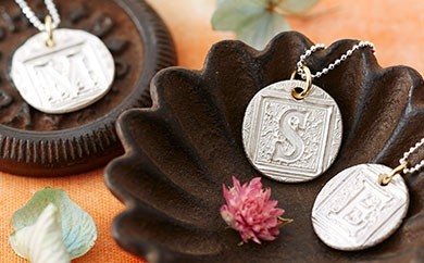 【世界に1つだけ】 イニシャルペンダント（Silver925）【 オリジナル ペンダント 銀 プレゼント 贈り物 手作り 岩手 陸前高田 】 RT155