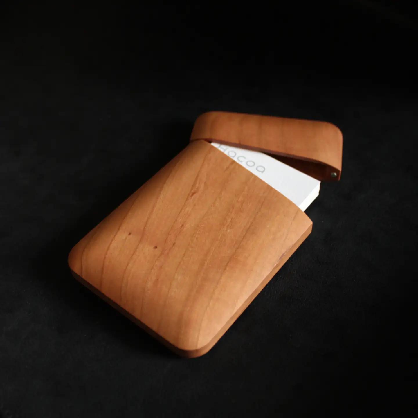 【Hacoa】おしゃれで美しいデザインの木製名刺入れ チェリー「Card Case Gentle」 スマホスタンド 卓上