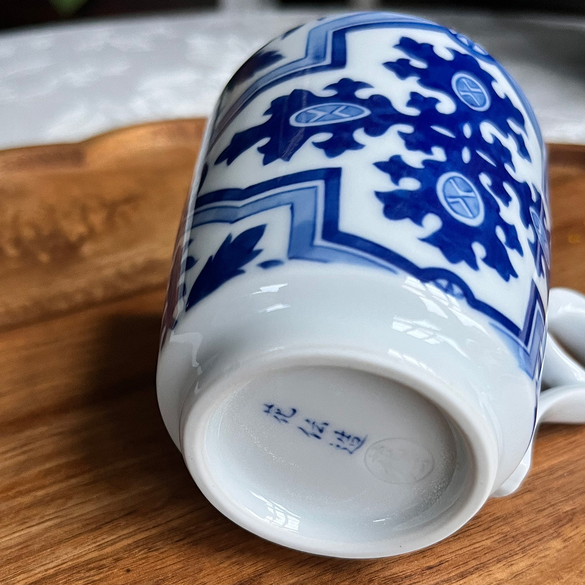 有田焼 染付十字文 ペアマグカップ【有田焼 花伝作】食器 器 うつわ 陶磁器 カップ コップ マグカップ 2個 ペア セット 十字紋 クルス 染付 ブルー 手描き 電子レンジ対応 A20-662_イメ