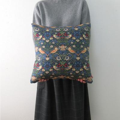 ふるさと納税 和歌山市 【クッションカバー45×45】ベストオブモリス いちご泥棒ネイビー MR-4545I-NB |  | 03